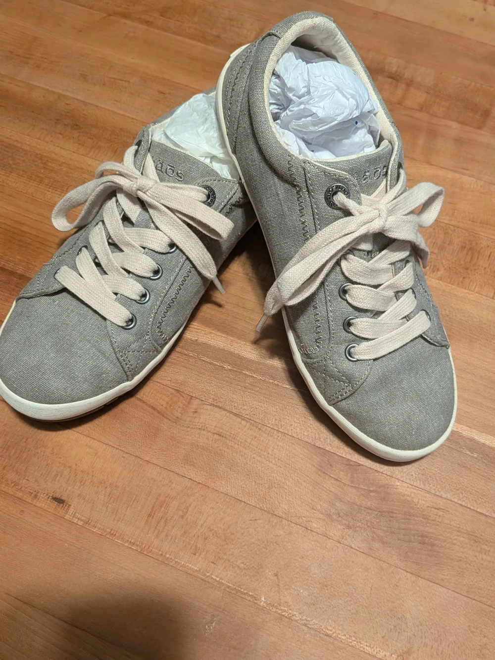 Taos Footwear Gray Canvas Low-Top Sneakers with Cream Laces 7W - Picture 2 of 10